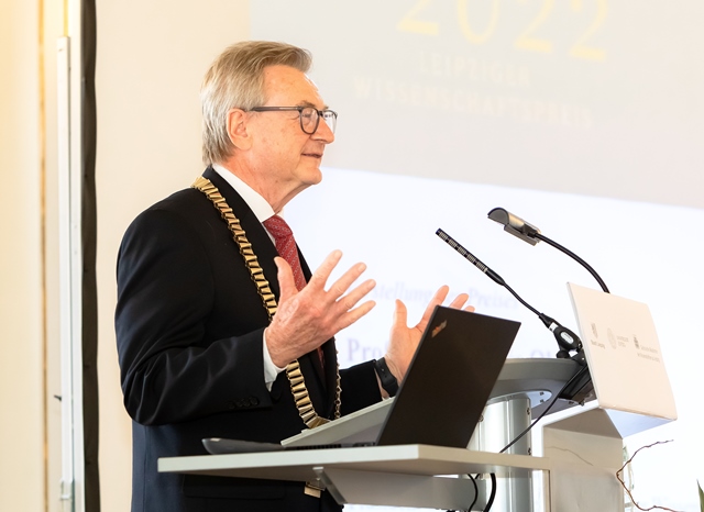 Vorstellung des Preises durch Prof. Dr. Hans Wiesmeth, Präsident der Sächsischen Akademie der Wissenschaften zu Leipzig; Verleihung des Leipziger Wissenschaftspreises 2022, Foto: Swen Reichhold