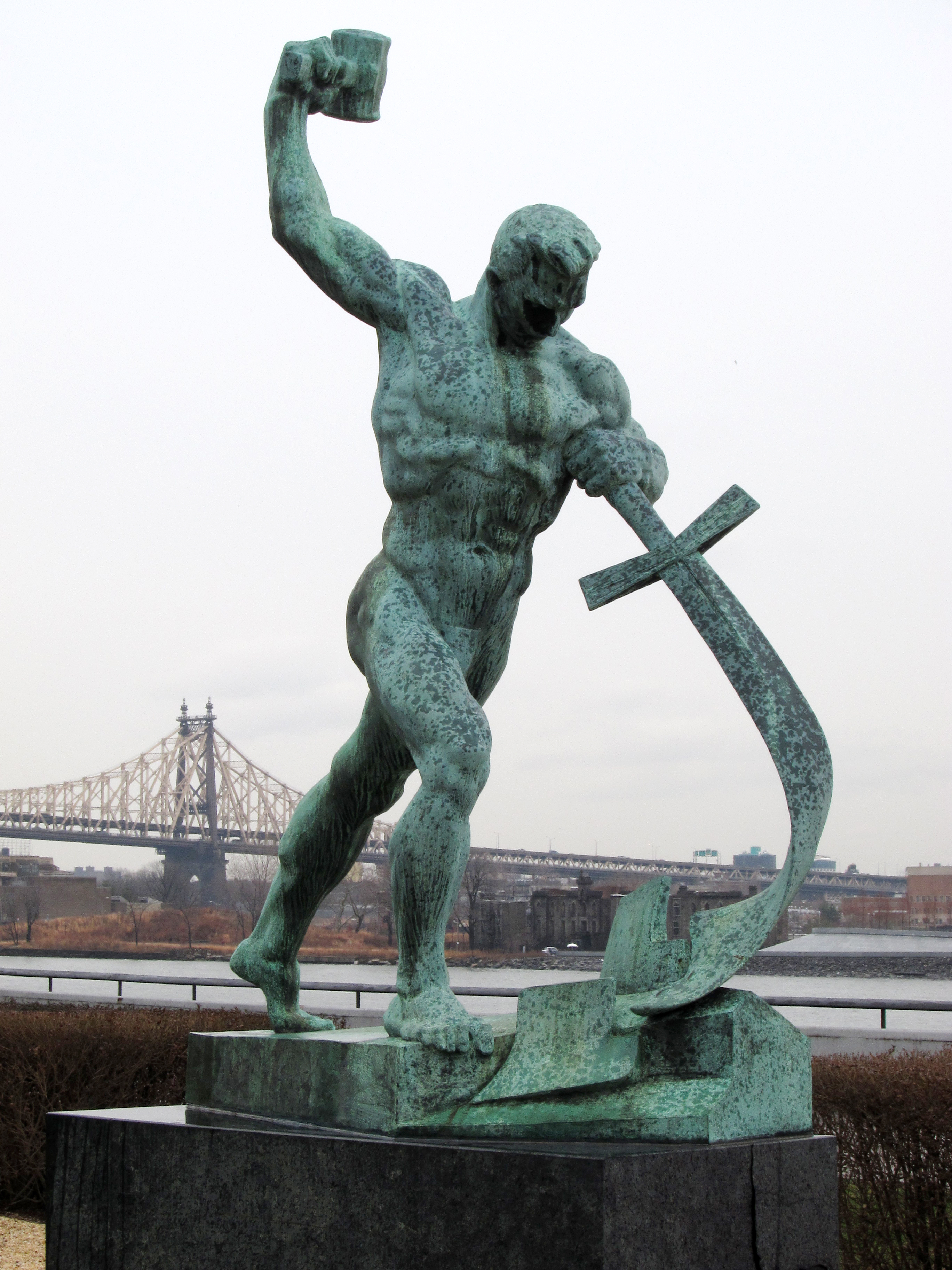 Schwerter zu Pflugscharen, Skulptur von Jewgeni Wiktorowitsch Wutschetitsch – 1959 Geschenk der Sowjetunion an die UNO – Garten im Hauptquartier der Vereinten Nationen in New York City, Foto: Neptuul, Wikipedia, Lizenz CC BY-SA 3.0: https://creativecommons.org/licenses/by-sa/3.0/deed.de