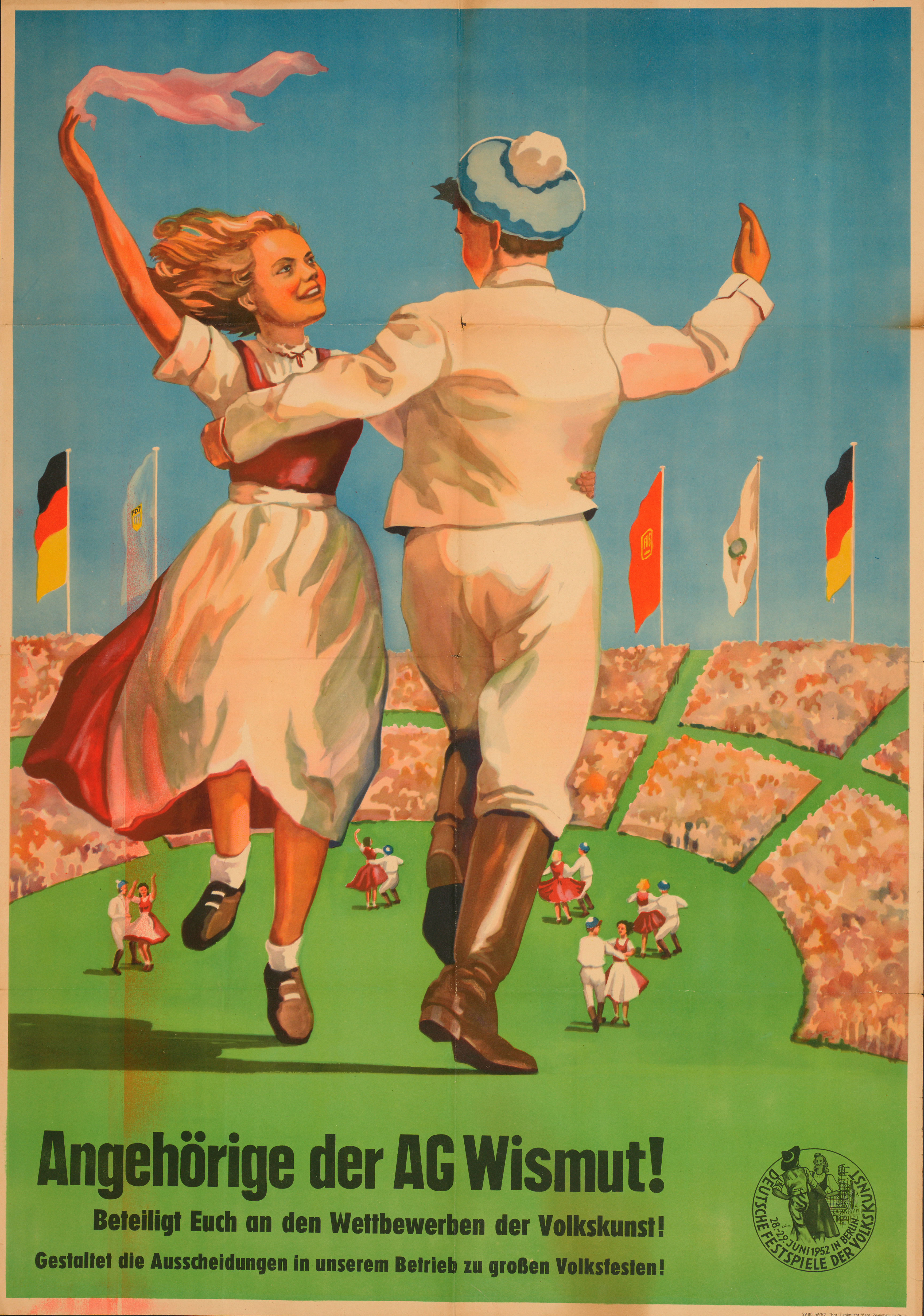 Plakat auf dem im Vordergrund ein im Stil des sozialistischen Realismus gezeichnetes Tanzpaar auf einer grünen Wiese zu sehen ist. Im Hintergrund sieht man Flaggen, weitere Tanzpaare und besetzte Zuschauerränge. Auf dem unteren Plakatteil ist folgender Text zu lesen: "Angehörige der AG Wismut! Beteiligt Euch an den Wettbewerben der Volkskunst! Gestaltet die Ausscheidungen in unserem Betrieb zu großen Volksfesten"