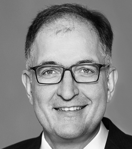 Schwarz-weißes Porträtfoto eines Mannes mit Brille