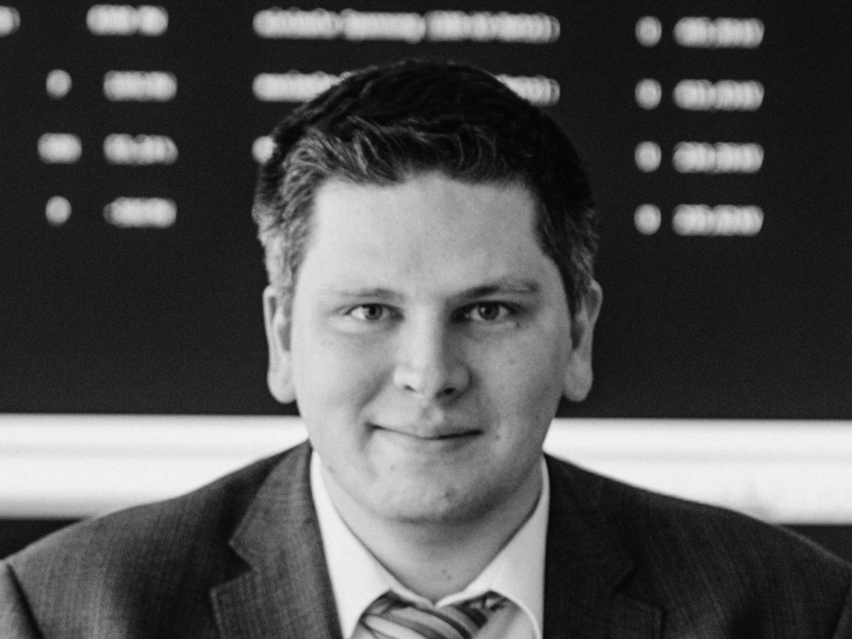 Schwarz-weiß-Porträt-Foto einer lächelnden männlichen Person
